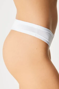 Tanga Bailee z modalem