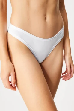 Tanga Bailee z modalem