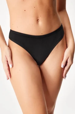 Tanga Bailee z modalem